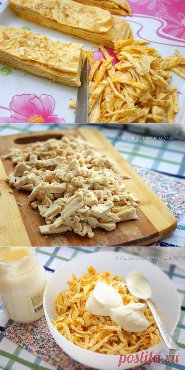 Салат с курицей и яичными блинчиками.