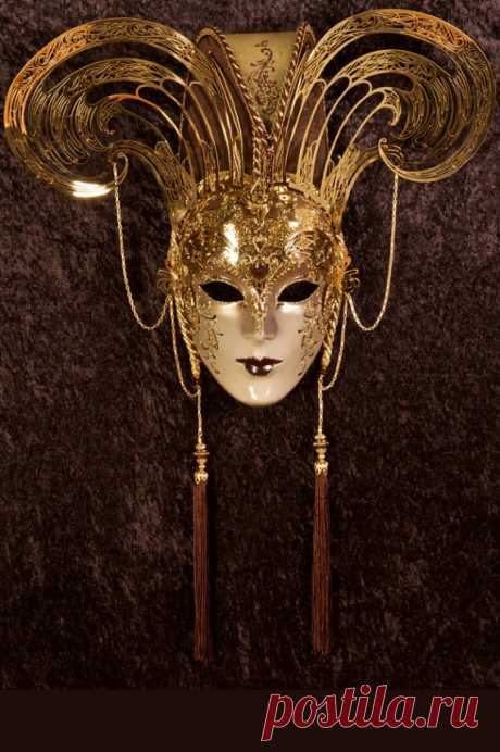 Venetian Mask | Auspicia Auspicia  Auspicia authentic venetian mask in papier mache. Handcrafted according to the original Venice carnival tradition. Manifactured in Venice by the famous venetian masters. Each item is provided with certificate of authenticity.  Mask Dimensions Width: 40 cm Height: 66 cm