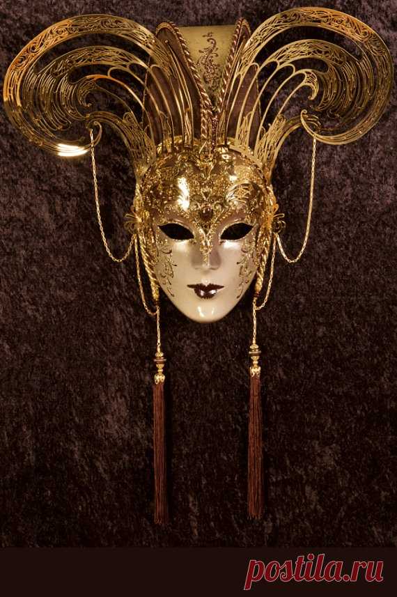Venetian Mask | Auspicia Auspicia  Auspicia authentic venetian mask in papier mache. Handcrafted according to the original Venice carnival tradition. Manifactured in Venice by the famous venetian masters. Each item is provided with certificate of authenticity.  Mask Dimensions Width: 40 cm Height: 66 cm