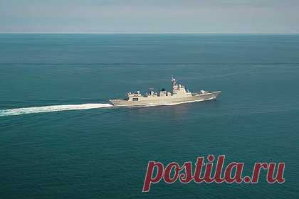 Американский адмирал потребовал открывать огонь по кораблям ВМФ России. Бывший командующий войсками НАТО в Европе, отставной адмирал военно-морских сил США Джеймс Ставридис заявил, что альянс должен сопровождать корабли с зерном в Черном море и в случае угрозы открывать огонь по ВМФ России. По его мнению, альянсу следует выступить с предупреждением в адрес Черноморского флота России.