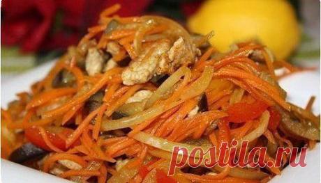 Салат из баклажанов с мясом и болгарским перцем

Ингредиенты:
баклажаны
морковь
лук
болгарский перец
мясо (желательно слегка подмороженное, тонко нарезаем)

Приготовление:
1.Всё соломкой режем и обжариваем на сковороде по отдельности, выкладываем на салфетку бумажную, чтобы убрать излишек жира.
2.Соединяем, солим, перчим (если кто любит), поливаем соком лимона!