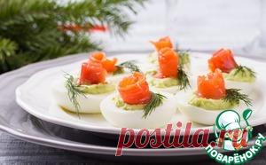 Яйца с муссом из авокадо и семгой - кулинарный рецепт