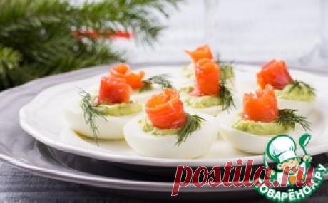 Яйца с муссом из авокадо и семгой - кулинарный рецепт