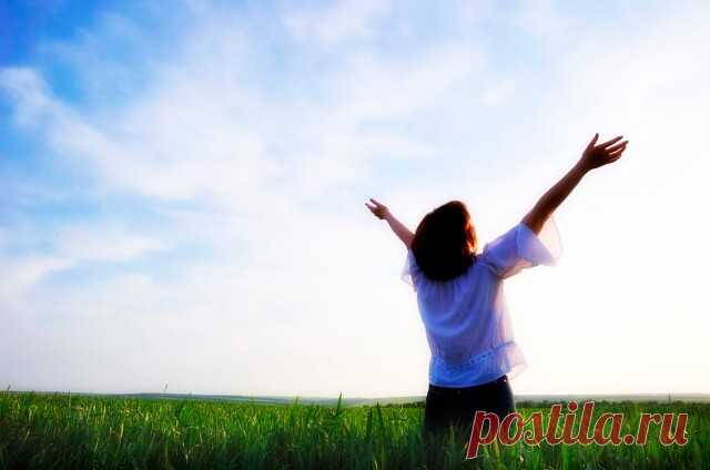 Спасибо вам, спасибо небеса,
За то ,что я дышу,глядят мои глаза,
За тех людей, которых я люблю,
За всё, за всё я вас благодарю.
За солнца луч,блеснувший в облаках,
За ветер,зашуршавший вдруг в кустах,
За дождь и снег, и иней на траве,
И за продукты на моём столе.
За тех друзей,что рядышком живут
И в трудный час на помощь прибегут,
И за друзей, что дал мне интернет
И без которых уже жизни нет.
За память и любовь, живущие в сердцах,
За сострадание и слёзы на глазах,
За счаст...