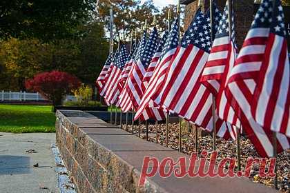 В США раскрыли неприятные последствия антироссийских санкций. Антироссийские санкции обернулись против Запада и укрепили рубль, заявил обозреватель Брайан Патрик Болджер в своей статье для National Interest. По его словам, стремление Запада «сжечь рубль» имело неприятные последствия. «Укрепление цен на нефть оказало сопутствующее влияние на укрепление рубля», — написал он.