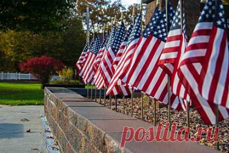 В США раскрыли неприятные последствия антироссийских санкций. Антироссийские санкции обернулись против Запада и укрепили рубль, заявил обозреватель Брайан Патрик Болджер в своей статье для National Interest. По его словам, стремление Запада «сжечь рубль» имело неприятные последствия. «Укрепление цен на нефть оказало сопутствующее влияние на укрепление рубля», — написал он.