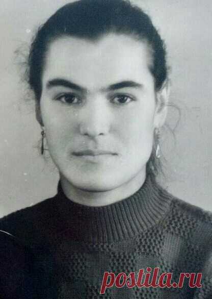 Дорогие мои друзья и просто гости моей страницы.От души поздравляю всех мам на нашем круглом шарике с наступающим ДНЁМ МАТЕРИ.Счастья Вам,здоровья Вам и Вашим детям.Самая большая награда-быть МАМОЙ.И в подарок моё новое стихотворение.

ТОЛЬКО МАМА МОГЛА...

Только мама могла мне сказать:
Потерпи,любимая дочка.
Постарайся отдать,а не взять,
Запятую поставь,а не точку...

Только мама могла пожалеть,
Если слёзы в глазах блестели...
Говорила:плакать не сметь,
Впереди ещё будут...