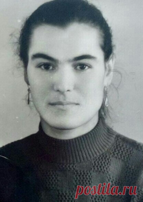 Дорогие мои друзья и просто гости моей страницы.От души поздравляю всех мам на нашем круглом шарике с наступающим ДНЁМ МАТЕРИ.Счастья Вам,здоровья Вам и Вашим детям.Самая большая награда-быть МАМОЙ.И в подарок моё новое стихотворение.

ТОЛЬКО МАМА МОГЛА...

Только мама могла мне сказать:
Потерпи,любимая дочка.
Постарайся отдать,а не взять,
Запятую поставь,а не точку...

Только мама могла пожалеть,
Если слёзы в глазах блестели...
Говорила:плакать не сметь,
Впереди ещё будут...