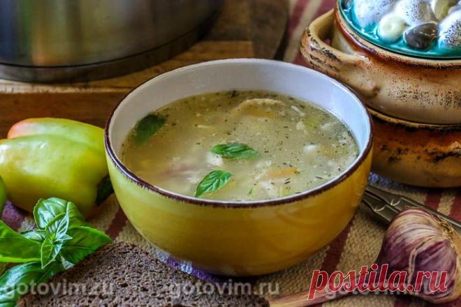 Куриный суп с зеленым горошком и вермишелью. Рецепт с фото Бульон для куриного супа можно сварить не из целой курицы, а из её частей. У меня, к примеру, остаются кончики куриных крыльев или спинки, которые храню в морозилке, пока не понадобится сварить вкусный наваристый куриный суп. Овощи для супа не обжаривала, а положила сразу после нарезки. И обязательно добавьте в куриный суп сельдерей, тут он - просто «первая скрипка». Консервированный горошек подойдет самый затрапез...