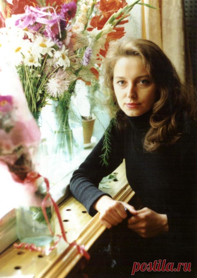 «Я дарю тебе цветы» из цикла «Песни на собственные тексты» (соч. 76, 1993 г.). Слова и музыка Владимира Сидорова. Исполняет Лариса Богатырева. Магнитогорск. 1993.