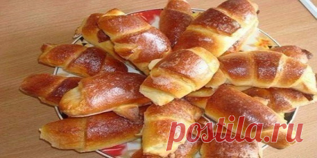 Очень простой рецепт рогаликов. Тесто получается сдобным и, что самое главное, не надо ждать пока оно подойдёт, сразу же после замеса можно начинать заниматься выпечкой. Очень легко и быстро.