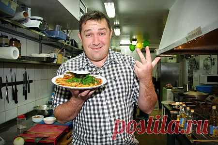 Жарю драники...
Жарю драники в мундире
И роняю в фарш слезу…
Тишина в пустой квартире –
Ни фига не нахожу!

То ли сахар, то ли дрожжи,
То ль сухое молоко…
Пару ложечек положим
Да хоть половничек… легко!

А у ей сейчас девичник,
А теща с тестем - на концерт…