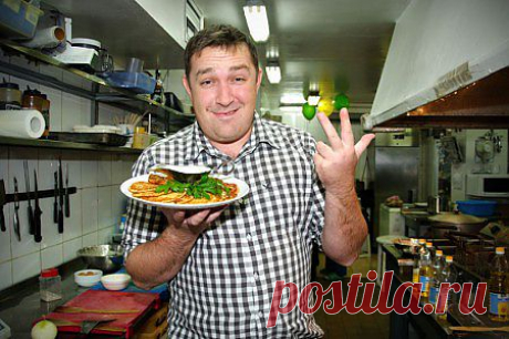 Жарю драники...
Жарю драники в мундире
И роняю в фарш слезу…
Тишина в пустой квартире –
Ни фига не нахожу!

То ли сахар, то ли дрожжи,
То ль сухое молоко…
Пару ложечек положим
Да хоть половничек… легко!

А у ей сейчас девичник,
А теща с тестем - на концерт…