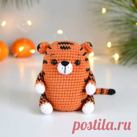 PDF Тигрёнок крючком. FREE crochet pattern; Аmigurumi animal patterns. Амигуруми схемы и описания на русском. Вязаные игрушки и поделки своими руками #amimore - тигр, маленький тигрёнок к Новому году, тигрята, котик, кот, кошечка, кошка, котенок.