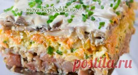 Необыкновенно вкусный салат с селедочкой, шампиньонами и грецкими орехами. Если ждете гостей, делайте побольше: это первое, что исчезает со стола