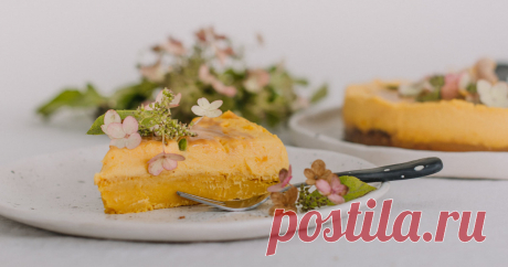 Rudeniškų skonių ir atspalvių puota – moliūgų tortas | VIDEO Video : Moliūgų metas įsibėgėjo! Šįkart maisto entuziastė ir Ypatingos vlogerė Aurelija Gurskienė apie tai, kaip patogiai juos šaldyti žiemai, kaip išsikepti moliūgų keksiukus arba biskvitą ir, žinoma, burnoje tirpstančio moliūgų torto receptą. Skanaus!