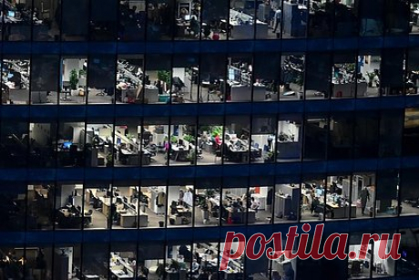 Аналитики Центробанка дали прогноз по росту зарплат в России. Заработные платы в России продолжат расти в ближайшее время, потому что проблема нехватки кадров в промышленности в январе только усилилась из-за ускоренных темпов создания рабочих мест. Об этом говорится в бюллетене «О чем говорят тренды» за авторством департамента исследований и прогнозирования Центробанка.