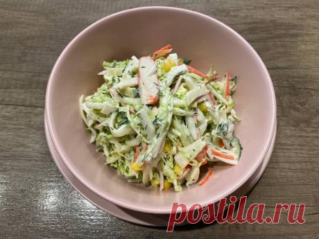 Салат с крабовыми палочками кукурузой и пекинской капустой