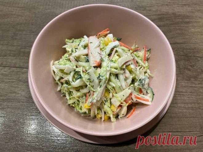 Салат с крабовыми палочками кукурузой и пекинской капустой