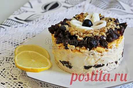 Слоёный салат с черносливом. Рецепт с пошаговыми фото