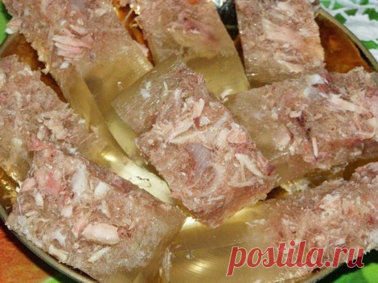 Как правильно приготовить вкусный холодец...
Основные правила приготовления хорошего холодца. Для того чтобы приготовить прозрачный холодец, необходимо помнить несколько простых правил, придерживаясь которых можно будет без труда сотворить этот кулинарный шедевр.
Правило 1. 
Выбор основного ингредиента – мяса.
Готовить холодец можно из любого мяса (из курицы, из свинины, из 
говядины, из свиных ножек и т.д.), самое главное, правильно выбрать 
основной продукт.
Покупать такой важный в холодце ком