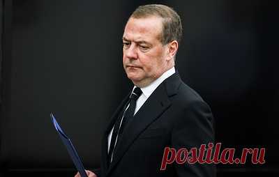 Медведев отметил двуличие бросившихся "целовать сапоги" Трампу политиков ЕС. Раньше республиканца называли российским агентом, напомнил зампред Совбеза РФ