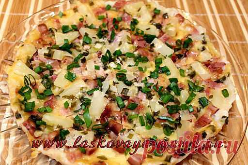 Пицца с курицей и ананасами в мультиварке