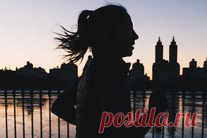 Врач перечислила причины сильной боли в боку при беге. Терапевт Мария Крамарова рассказала, из-за чего во время бега или быстрой ходьбы может появляться резкая и сильная боль в боку. По ее словам, спазмы провоцируют неправильная техника выполнения упражнений, недостаточное кровоснабжение диафрагмы, а также полный желудок после недавнего приема пищи.