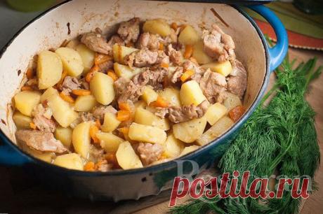 Домашнее жаркое
Замечательное домашнее жаркое - мясо просто тает во рту, картошечка рассыпается и добавки хочется еще и еще.

Классический русский домашний рецепт - тушеное мясо с картошкой в духовке. Тепло, уютно, сытно и вкусно. Без особых премудростей, но с определенными правилами для стопроцентного результата. Как обычно.