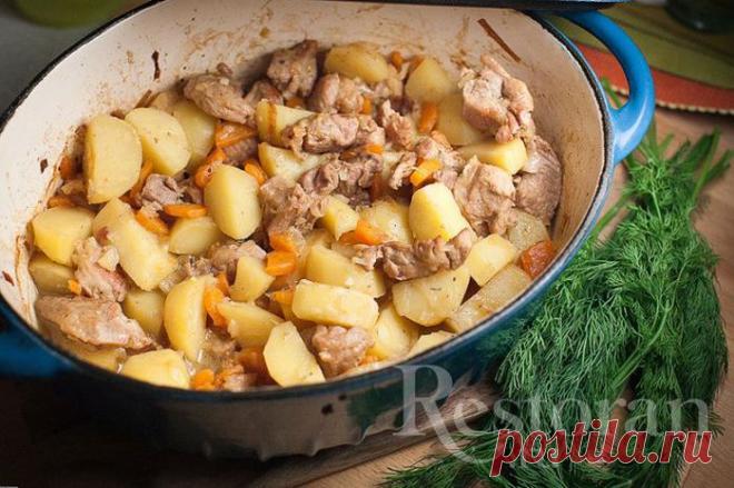 Домашнее жаркое
Замечательное домашнее жаркое - мясо просто тает во рту, картошечка рассыпается и добавки хочется еще и еще.

Классический русский домашний рецепт - тушеное мясо с картошкой в духовке. Тепло, уютно, сытно и вкусно. Без особых премудростей, но с определенными правилами для стопроцентного результата. Как обычно.