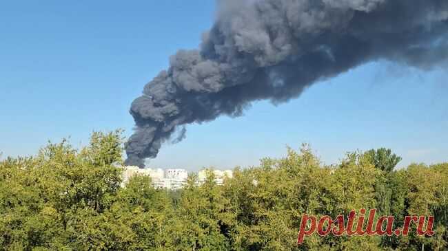 В подмосковной Балашихе тушат пожар на складе