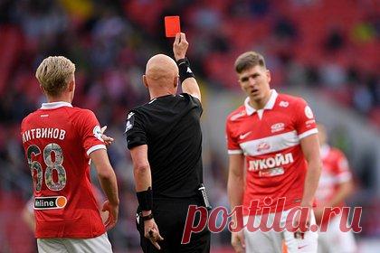 «Спартак» сделал заявление об удалении игрока команды за непристойный жест. Глава пресс-службы «Спартака» Дмитрий Зеленов сделал заявление об удалении нападающего команды Александра Соболева за непристойный жест в матче с ЦСКА. Красно-белые осудили травлю футболиста, назвав нагнетание ситуации неприемлемой. «Жест Соболева его не красит, за это Саша уже принес извинения», — подчеркнул Зеленов.