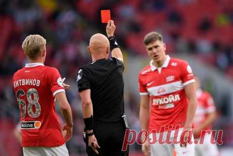 «Спартак» сделал заявление об удалении игрока команды за непристойный жест. Глава пресс-службы «Спартака» Дмитрий Зеленов сделал заявление об удалении нападающего команды Александра Соболева за непристойный жест в матче с ЦСКА. Красно-белые осудили травлю футболиста, назвав нагнетание ситуации неприемлемой. «Жест Соболева его не красит, за это Саша уже принес извинения», — подчеркнул Зеленов.