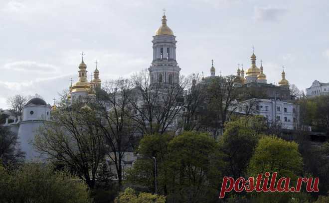 В Киеве священника отстранили за песню «Звон плывет над Россией». Песня прозвучала во время богослужения, когда священник отвлекся на вопросы прихожан и помазание, ее пели активисты, объяснили в лавре, заверив, что молитвы осуществляются только за Украину и ее армию. СБУ начала проверку
