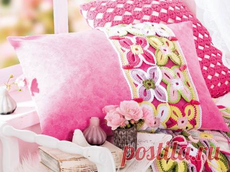 Подушка с цветочными мотивами Вязаная полоса из мотивов прикреплена к этой яркой подушке, сшитой из хлопковой ткани, с помощью застежек-клевант.
РАЗМЕР
60 х 40 см
ВАМ ПОТРЕБУЕТСЯ
Пряжа (100% хлопка; 90 м/ 50г): по 50 г ро…