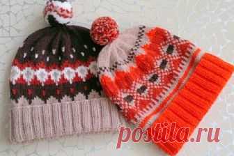 Вязаная шапка с жаккардовым узором спицами. Схема и описание Симпатичные шапочки с жаккардовым узором предлагает связать Лена-мастерица, автор одноименного блога. Такая шапка спицами чрезвычайно привлекательна за счёт своего внешнего вида и подходит не только женщинам, но и мужчинам. А ещё шапочка невероятно тёплая, так как полотно получается толще обычного, ведь с изнанки вязание жаккарда предполагает дополнительное переплетение нитей.