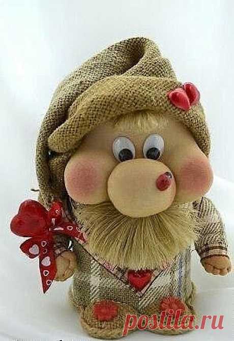 ДОМОВОЙ

Для создания этого обережка нам понадобятся:
1. Катушки от скотча, полипропиленовых лент (как в данном случае) или что-то, чем Вы сможете заменить. Например, обрезок трубы или рулона, оставшегося от линолеума.
2. Одноразовые ложки.
3. Шпагат.
4. Ткань для костюма =)
5. Сантехническая пакля.
6. Карандаш, ножницы.
7. Мешковина. В моем случае - это старые мешки от картошки, предварительно выстиранные. Флористическая мешковина для этого дела тонковата и будет просвечи...