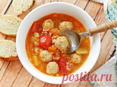 ​Густой суп с фрикадельками, рисом и овощами