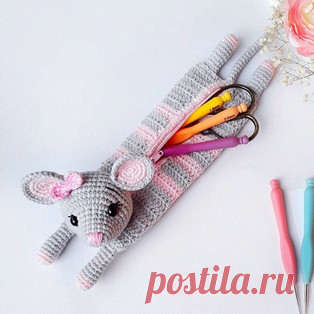 Пенал Мышка амигуруми. Схемы и описания для вязания игрушек крючком! Бесплатный мастер-класс от Альбины Муллакаевой по вязанию пенала в виде мышки крючком. Для изготовления такой игрушки автор использовал пряжу YarnArt…