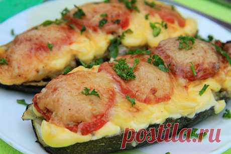 Лодочки из кабачков с фаршем и грибами в духовке
Лодочки из кабачков — это очень вкусное 
и яркое блюдо, которое можно приготовить 
не только на повседневный стол, но и для праздничного меню. 
Пошаговый рецепт https://po-domashnemy.ho1ja1ca.ru/lodochki-iz-kabachkov/