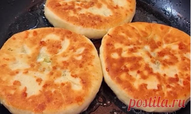 Делаю на завтрак за 10 минут уже много лет. Все довольны: вкуснота с начинкой Пышные и мягкие пирожки на кефире с любой начинкой. Я попробовала сделать с яйцами и зеленым луком, а вы можете сделать с другими продуктами. Вкусно получается с куриной печенью, фаршем. Для приготовления вам потребуются такие ингредиенты: кефир, 250 г; сода, 1 ч.л; сыр, 100 г; сахар, 1 ч.л; мука, 400 г; яйца вареные, 4 шт; […]