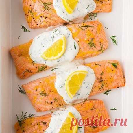 Запеченный лимонный лосось со сливочным соусом из укропа