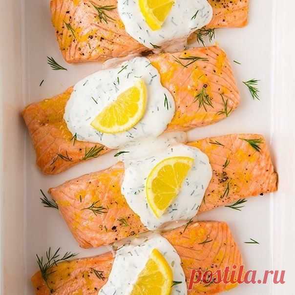 Запеченный лимонный лосось со сливочным соусом из укропа