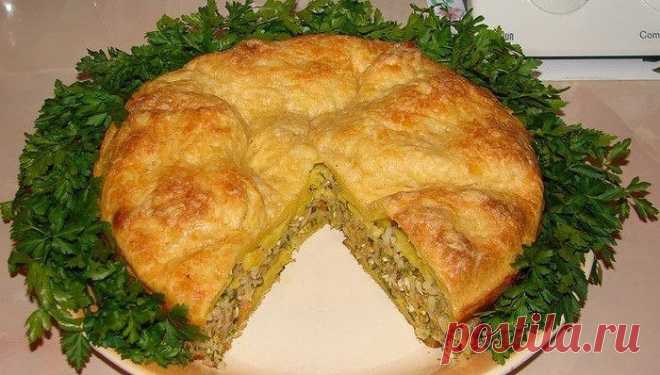 Быстрый пирог с разными начинками

Ингредиенты:
Для теста: 
-3 куриных яйца; 
-1 стакан муки; 
-1/3 стакана крахмала; 
-1/2 стакана сметаны или кефира; 
-1/2 стакана майонеза; 
-1/2 чайные ложки соды; 
-1 чайная ложка соли. 

Для начинки (любая из трёх на Ваш вкус): 
1.вареные яйца, зеленый лук, соль. 
2. сырое яйцо, капуста (лучше квашеная) или немного тушеная. 
3. вареный рис, репчатый лук, вареные яйца, 1 банка рыбных масляных консервов (лучше сайра в масле), соль, пере...