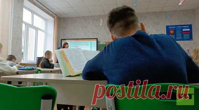 «Никто не писал на меня доносы»: как работают педагоги в Херсонской области. В самом начале специальной военной операции Киев пытался сделать всё, чтобы сорвать восстановление занятий в школах освобождённых регионов. Учителям угрожали, требовали, чтобы они саботировали уроки, родителей учеников запугивали. RT узнал, что происходит в классах Херсонской области сейчас. Читать далее
