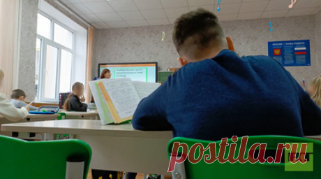 «Никто не писал на меня доносы»: как работают педагоги в Херсонской области. В самом начале специальной военной операции Киев пытался сделать всё, чтобы сорвать восстановление занятий в школах освобождённых регионов. Учителям угрожали, требовали, чтобы они саботировали уроки, родителей учеников запугивали. RT узнал, что происходит в классах Херсонской области сейчас. Читать далее