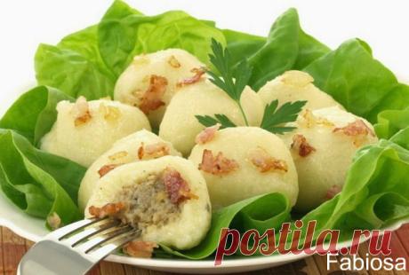 Картофельные галушки с мясом

Картофельные галушки с мясом - известное, очень вкусное и сытное блюдо из украинской кухни. Рецептов галушек существует множество, начинка используется любая - по вашему вкусу. Размер галушек может быть от среднего до довольно большого. Отлично подойдут картофельные галушки с мясом для семейного обеда или ужина.

Ингредиенты:

Для теста:
картофель - 400 г;
мука - 300-350 г;
манная крупа - 2 ст. л.;
яйцо куриное - 1 шт.;
соль - по вкусу.

Для н...