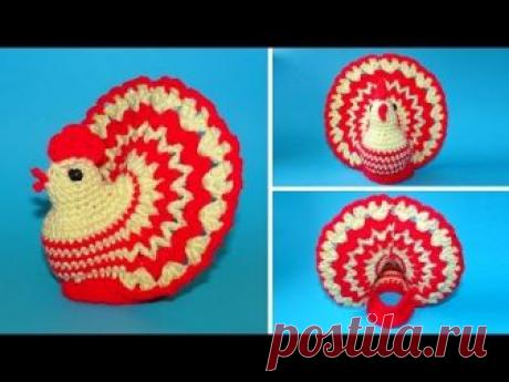 В этом видео вы научитесь вязать крючком пасхальную курочку с подставкой под яйцо в основании хвоста. Такая курочка станет замечательным подарком и украшение...