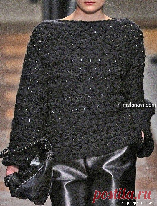 Стильный свитер от Valentino.