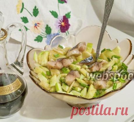 Салат с провесной скумбрией, картофелем и зелёным яблоком